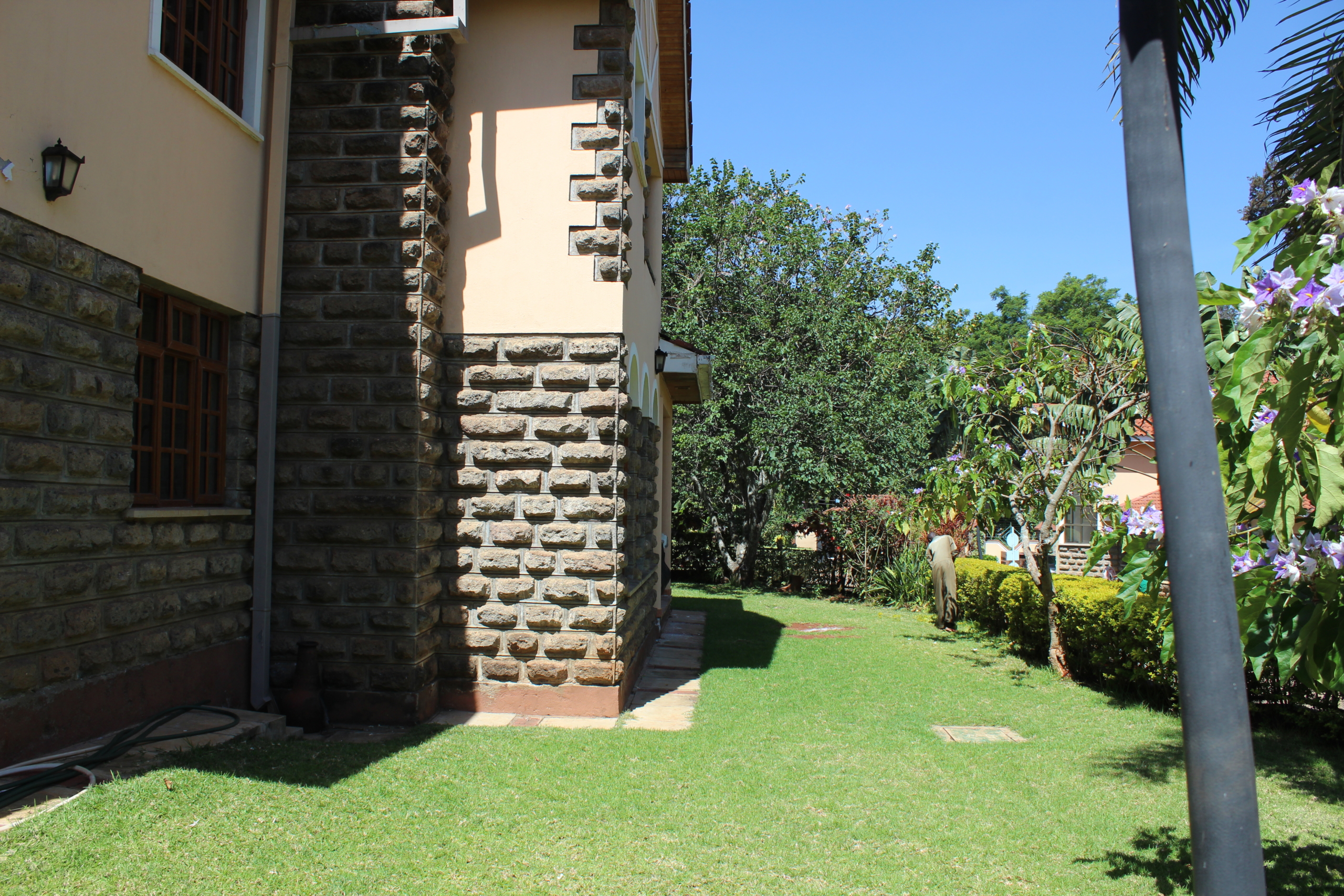 Townhouse to Let Lavington Garden and Lawn